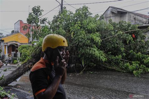 BMKG Ingatkan Warga Lebak Waspadai Hujan Lebat Dan Petir ANTARA News