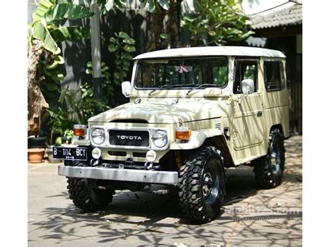 Terkhusus mobil klasik, ada dua mobil yang seringkali kali gofar unggah di media sosialnya. Gambar Mobil Land Cruiser Hardtop - Gambar Kodok HD