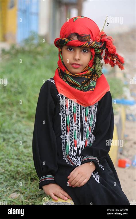 Taiz Yemen 18 Dec 2016 A Smiling Yemeni Girl Wearing Traditional Yemeni Dress In The City