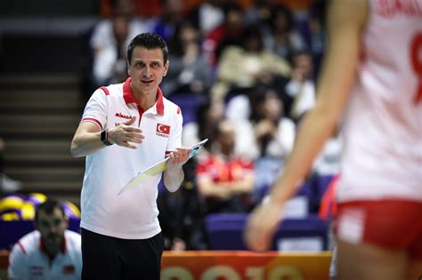 Pala'yı oyuna getirmek için gülümser'i kullanır. Eda Erdem Dündar ve Giovanni Guidetti, Küba Galibiyetini ...