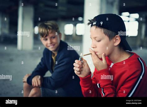 Teens Smoking Hi Res Stock Photography And Images Alamy