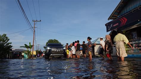 Warga Teluk Selong Sukacita Atas Kepedulian Paman Birin Barito Post