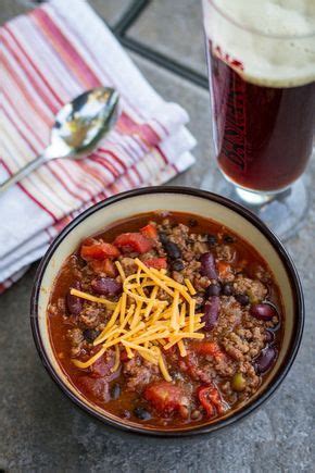 Il cibo più tradizionale della cucina eritrea è lo tsebhi (stufato di carni varie) servito con injera (pane piatto di teff, grano o sorgo), e hilbet. Chilic con carne e formaggio grattugiato, ricetta ...