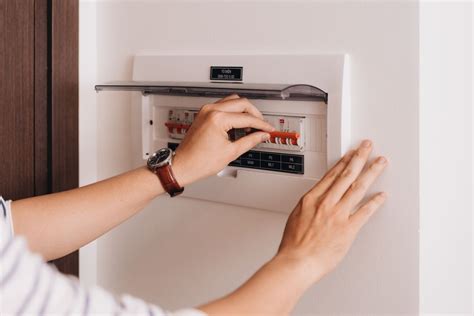 Jak bezpiecznie korzystać z domowej instalacji elektrycznej