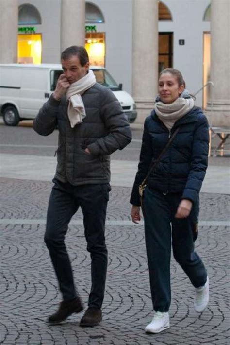 E i preparativi per le imminenti nozze sarebbero già in atto da un po'. Massimiliano Allegri con la figlia Valentina a passeggio ...