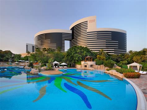 مسبح داخل غرفة الفندق في دبي