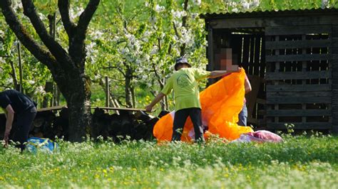 Zwei kinder wurden per rettungshubschrauber in eine klinik gebracht. Bildergalerie: Gleitschirmflieger stürzt ab | Südwest ...