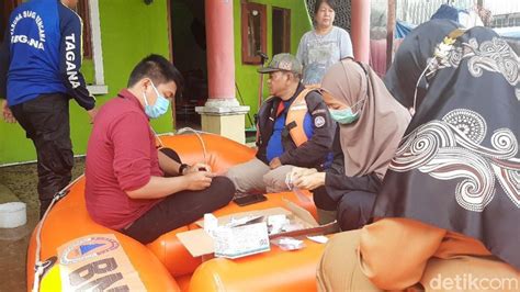 Petugas Puskesmas Turun Tangan Pantau Kesehatan Warga Bogor Korban Banjir