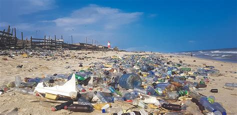 Plastic Litter On Beaches Makes Them Hotter By Day Colder By Night Greekreporter Com