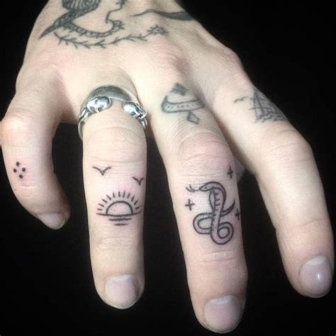 Hình xăm ở tay bao gồm những vị trí bắp tay, cổ tay, mu bàn tay và ngón tay. Hình Xăm Ở Ngón Tay Cho Nữ Đẹp ️ Tattoo Ngón Tay Mini