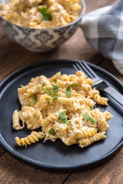 Looking for a tasty thanksgiving side dish? Slow Cooker Mac and Cheese with Garlic Chicken - Slow Cooker Gourmet