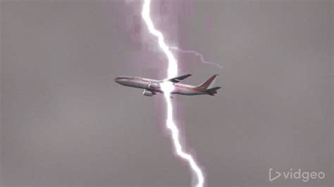 Veryveryvery Big Lightning Bolt Hits Plane While Filming Youtube