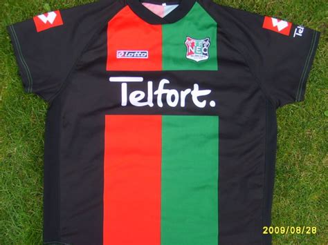 Weer trekken wij ten strijde!. NEC Nijmegen Home football shirt 2005 - 2006.