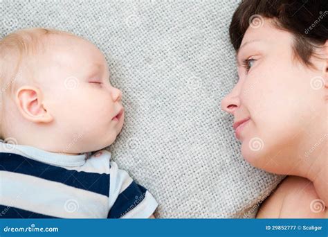 Madre Con El Bebé Durmiente Imagen De Archivo Imagen De Familia Amor
