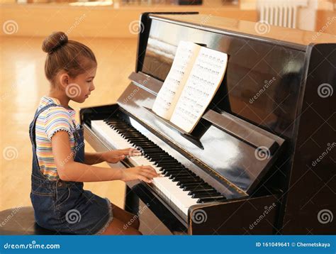 Niña Linda Tocando Piano Lección De Música Imagen De Archivo Imagen