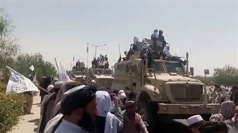 Afghanistan Taliban Feiern Mit Erbeutetem Us Militärgerät Blick