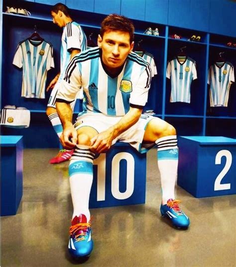Messi Posa Con La Camiseta De Argentina Para El Mundial De Brasil 2014