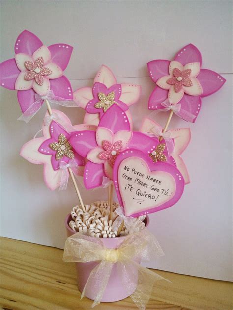 Hazlo para regalar en el día de la madre. Cucadas de mami: Maceta decorada flores de goma eva para el día de la Madre.