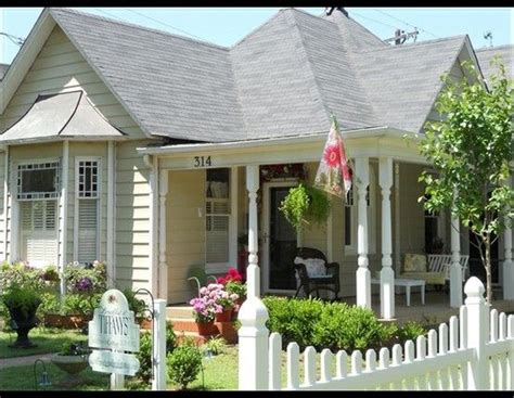 Love White Picket Fences With Images Cottage Homes Small Cottage