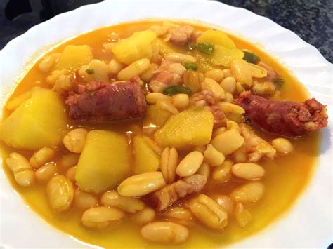 Una receta fácil donde las haya, con un resultado espectacularmente rico y jugoso… ¡enriquécela a tu gusto con tu toque personal sal. Potaje de alubias y patatas con chorizo - Anna Recetas Fáciles