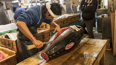 The official suisan fish market neck gaiter! Le célèbre marché aux poissons de Tsukiji à Tokyo ...
