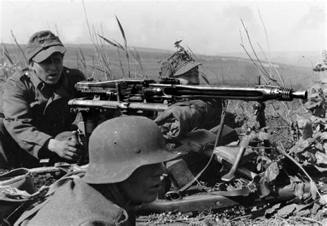 German Soldiers With Mg42 Machine Gun On The Eastern Front 1944 Ww2