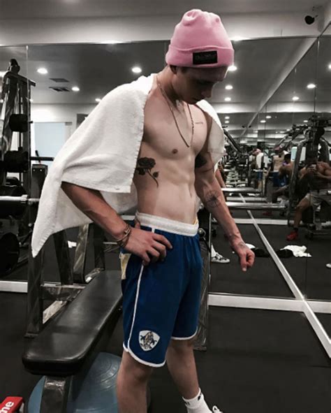 Brooklyn Beckhams Bulge — See His Sexy Gym Selfie Hollywood Life