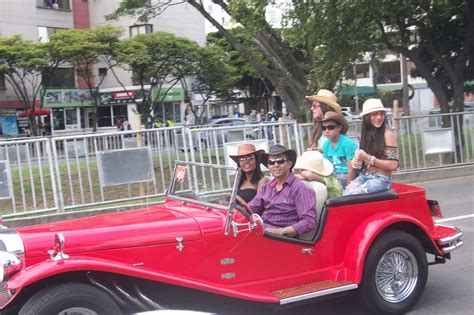 Caleños Y Turistas Se Deleitaron Con El Desfile De Autos Antiguos Y Clásicos En La 56 Edición De