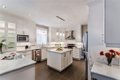 Indémodable armoires blanches, comptoir noir. Armoires de cuisine blanche champêtre en bois Laval Montréal