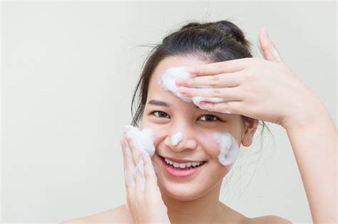 11 Rekomendasi Facial Foam Untuk Kulit Lebih Cerah Tahun 2020 By
