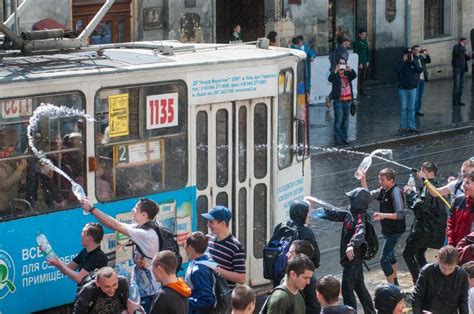 Обливаний понеділок має чимало цікавий традиції, дізнатися про них детальніше. У Поливаний понеділок трамваї не курсуватимуть через центр ...