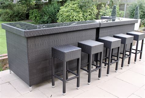 When creating an outside space for entertaining and dining, the biggest challenge often lies in choosing the appropriate patio tables , such as side tables, dining tables or coffee tables and chairs, including patio chairs, dining chairs and other outdoor dining furniture to fill a space. Outdoor Furniture Sales | Alfresco Trends