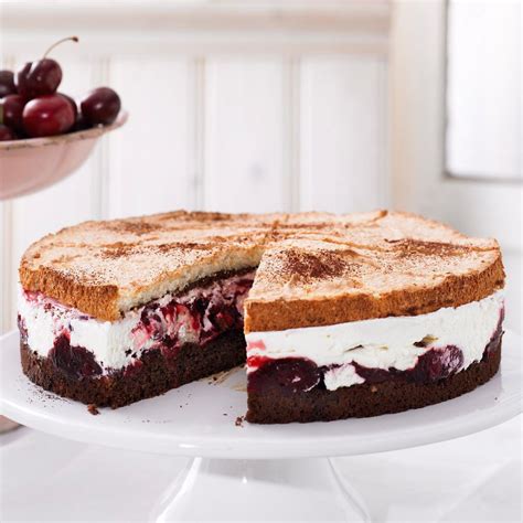 In der kirschsaison mit frischen früchten, außerhalb mit tiefgefrorenen. Kirsch-Schoko-Baiser-Torte | BRIGITTE.de