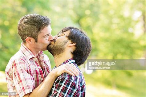 60 De Bästa Bearded Gay Men Kissing Bilderna Fotografierna Och