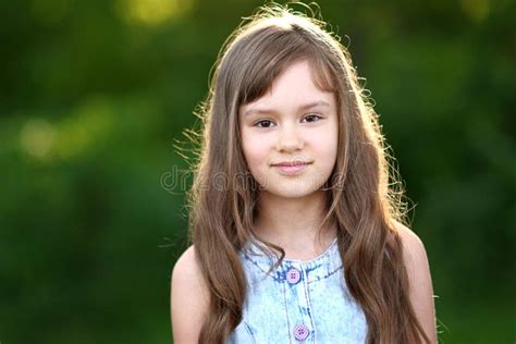 Portret Van Een Mooi Meisje Stock Afbeelding Image Of Blauw Kind