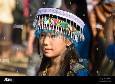 Jeune Fille En Costume Traditionnel Banque De Photographies Et Dimages Haute R Solution