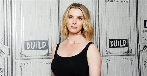 Betty Gilpin Pics Here S Why Everyone Is Obsessed With Betty Gilpin