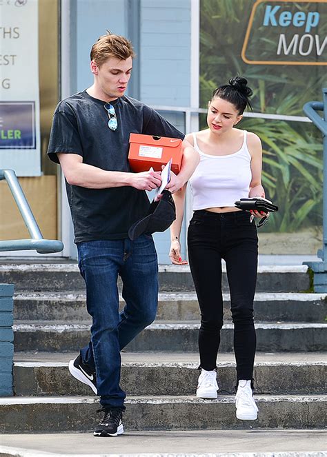 Ariel Winters Abs Flashes Tummy In White Top Shopping With Levi