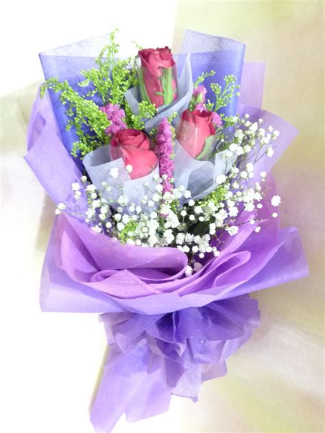 Arranged with suitable fillers, decorated with attractive wrapping and red ribbon bow. Lynette & U: Valentine Fresh flowers Hand bouquet