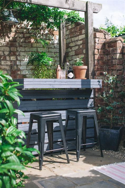 From the bar to the seating, everything here is strategically placed and used to elongate it. The 25+ best Garden bar ideas on Pinterest | Small garden ...