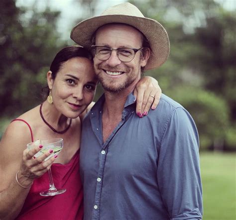 The Mentalist S Simon Baker Opens Up About His Happy 20 Year Marriage