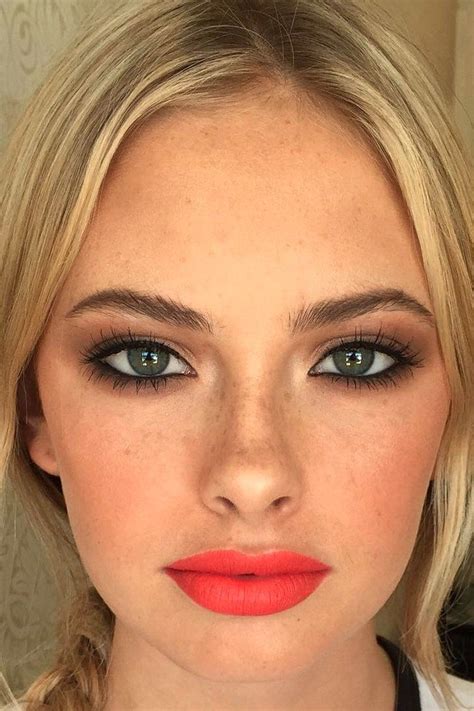22 Captivating Coral Makeup Looks That Will Have You Running To Boots