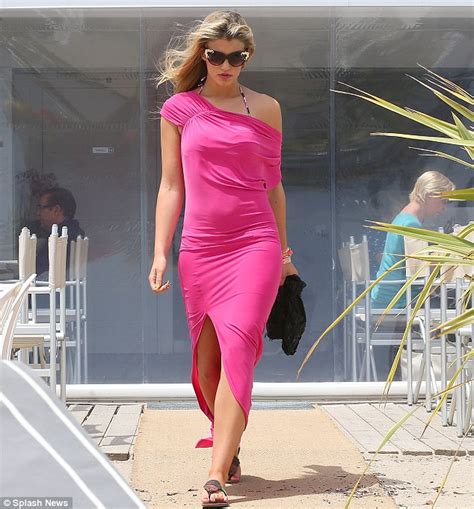Amy Willerton Reveals Tanned And Toned Bikini Body On The Beach Daily Mail Online