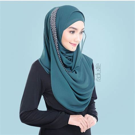 Style hijab ini pas deh digunakan untuk kamu yang bertubuh kurus atau mungil. Pin oleh Questo Liv di Hijabs (Dengan gambar)