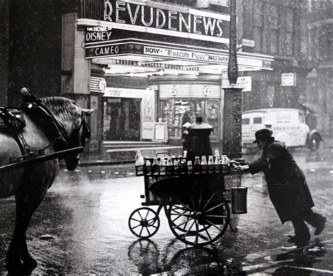 38 Fantastic Photos Capture Street Scenes Of London During The 1930s