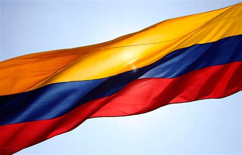 Por su parte, la franja del medio es de color azul y la franja inferior de color rojo, ambas franjas iguales a la cuarta parte del total de la bandera. Bandera - Símbolo - Símbolos y Emblemas - ColombiaInfo ...
