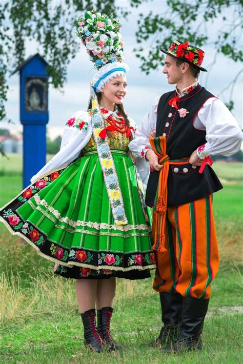 traditional wedding in folk costumes from Łowicz polish traditional costume folk clothing