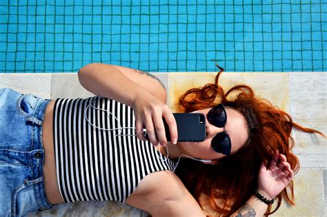 Smartphone au soleil quel risque et comment le protéger