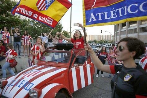 ¡vota por tu 'jugador histórico' del valencia cf! Los festejos del Atlético de Madrid en la Plaza Neptuno ...