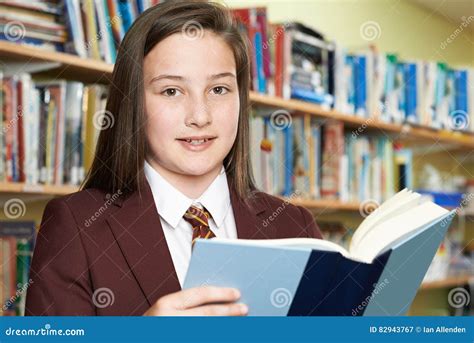 女孩佩带的校服阅读书在图书馆里 库存图片 图片 包括有 女孩 子项 专用 水平 布琼布拉 事故 82943767